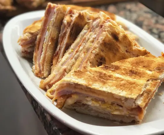 CARLITOS ESPECIAL (JAMÓN, QUESO, HUEVO, MORRONES, ACEITE Y S.GOLF)